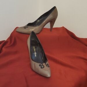 VGUC Unique, Vintage Inspired Pumps In Taupe With Black And Tan Accents